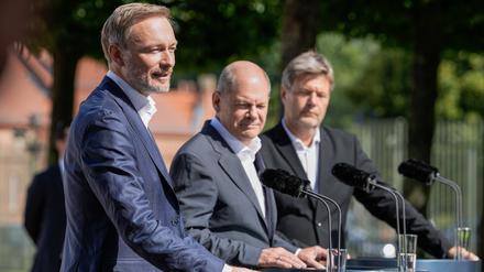 Bundesfinanzminister Christian Lindner, Bundeskanzler Olaf Scholz, Wirtschaftsminister Robert Habeck (von links).