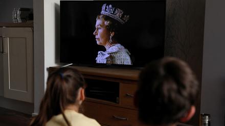 Kinder schauen Fernsehen, als der Tod von Königin Elizabeth II. verkündet wird.
