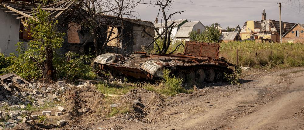Ein zerstörter russischer Panzer ist in der Nähe von Charkiw in der Ukraine zu sehen.