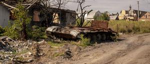 Ein zerstörter russischer Panzer ist in der Nähe von Charkiw in der Ukraine zu sehen. 