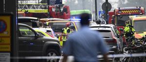 Polzisten sperren den Tatort nach einer Bandenschießerei ab.