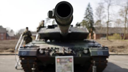 Ein Leopard 2A6 der Bundeswehr steht beim Besuch von NRW-Ministerpräsident Hendrik Wüst bei der Panzerbrigade 21 Lipperland.