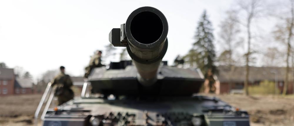 Ein Leopard 2A6 der Bundeswehr steht beim Besuch von NRW-Ministerpräsident Hendrik Wüst bei der Panzerbrigade 21 Lipperland.