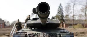 Ein Leopard 2A6 der Bundeswehr steht beim Besuch von NRW-Ministerpräsident Hendrik Wüst bei der Panzerbrigade 21 Lipperland.