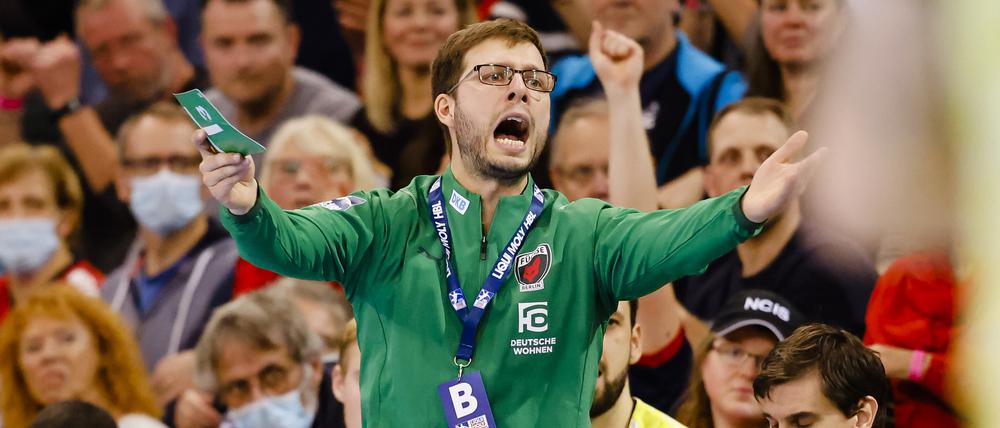 Nach einem leichtem Schlaganfall kehrt Füchse-Trainer Jaron Siewert zurück.