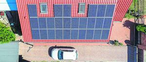 Solaranlagen auf dem Dach sind auch für E-Auto-Besitzer sinnvoll. 