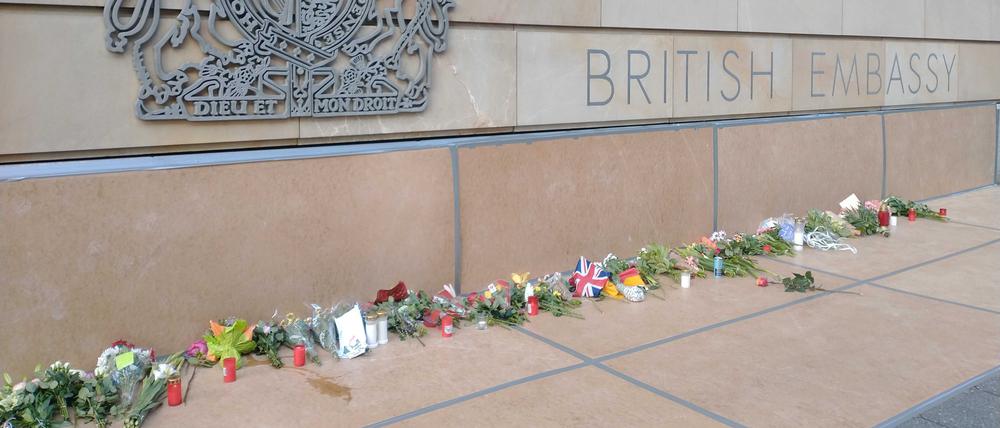 Nach dem Tod der Queen: Blumen vor der Britischen Botschaft in Berlin.