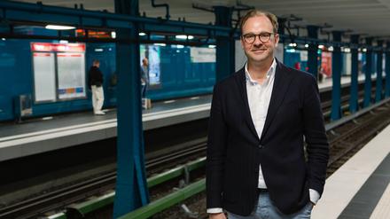 Schön sauber: Der Chef der Hamburger Hochbahn an einer seiner U-Bahnstationen.