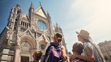 Respekt bitte. Auch wenn eine Kirche eine Touristenattraktion ist, muss man bestimmte Regeln beachten.
