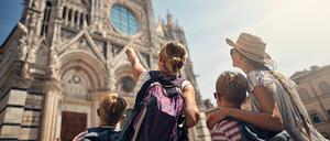 Respekt bitte. Auch wenn eine Kirche eine Touristenattraktion ist, muss man bestimmte Regeln beachten.