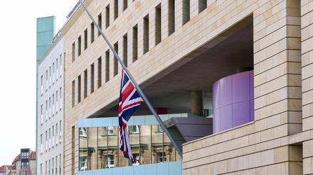 Nach dem Tod der Queen weht die Britische Flagge an der Botschaft in Berlin auf Halbmast (Archivbild).