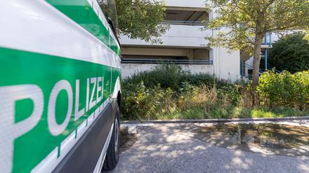 Ein Polizeiwagen ist von der Seite zu sehen. (Symbolbild)