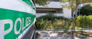 Ein Polizeiwagen ist von der Seite zu sehen. (Symbolbild)