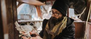 Ayham Majid Agha in seinem Taubenschlag