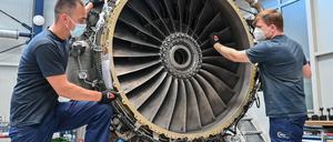 Zwei Mitarbeiter von MTU Maintenance in Brandenburg.