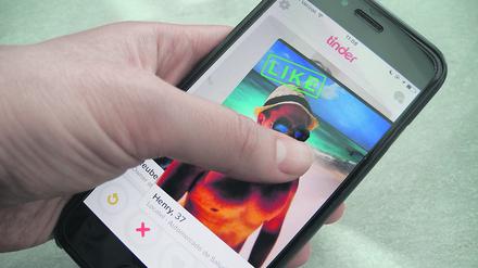 Kritiker monieren den Warenhaus-Charakter, Fans loben das einfache Prinzip von Tinder.
