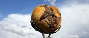 Die Welt in den Händen. An der B2 erinnert eine Skulptur an die Waldbrände.
