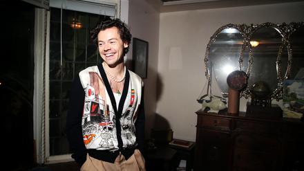 Harry Styles ist ein Stilvorbild in Sachen Perlenkette.