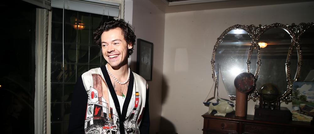 Harry Styles ist ein Stilvorbild in Sachen Perlenkette.