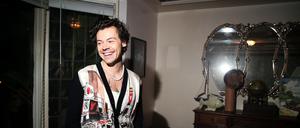 Harry Styles ist ein Stilvorbild in Sachen Perlenkette.