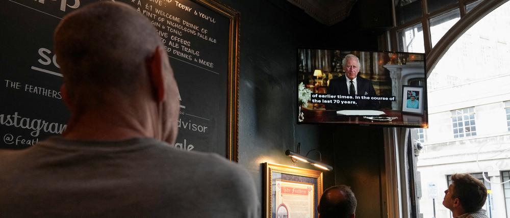 Die Ansprache von Charles III. wird auch in den Pubs verfolgt.