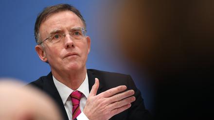 Gerd Landsberg, Hauptgeschäftsführer des Deutschen Städte- und Gemeindebundes, gibt eine Pressekonferenz (Archivbild).