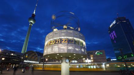 Die Weltzeituhr auf dem Alexanderplatz. (Symbolbild)