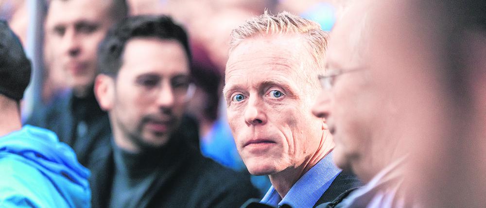 Lars Schieske (AfD), Kandidat für die Wahl zum Cottbuser Oberbürgermeister, steht bei einer Wahlkampfveranstaltung der AfD.