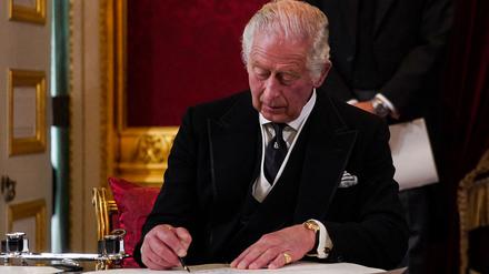 Der britische König Karl III. unterschreibt einen Eid, die Sicherheit der Kirche in Schottland zu wahren.
