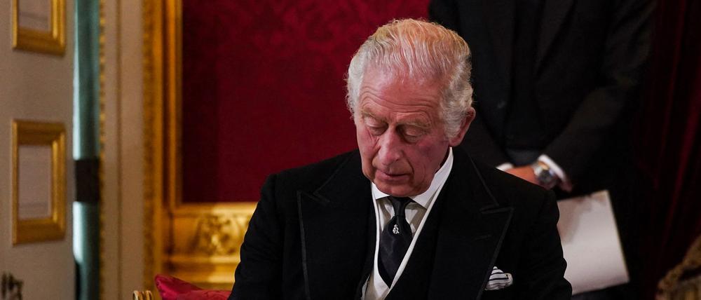 Der britische König Karl III. unterschreibt einen Eid, die Sicherheit der Kirche in Schottland zu wahren.