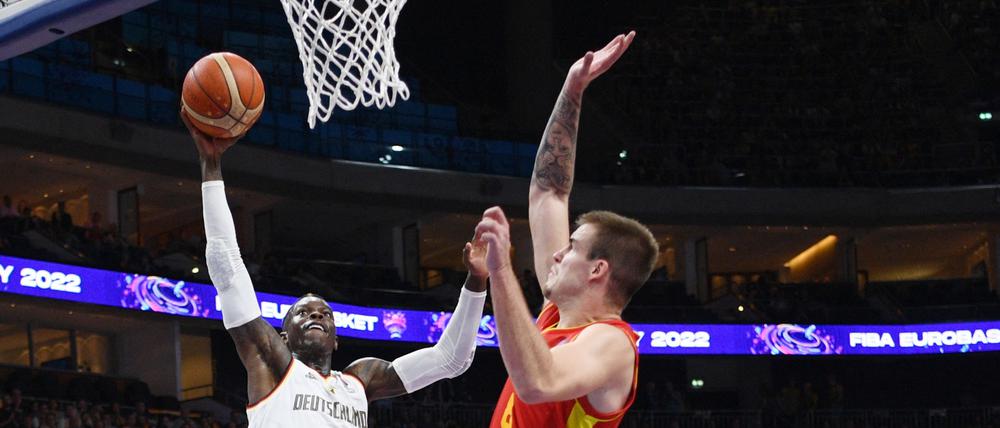 DBB-Kapitän Dennis Schröder (links) sorgte für das Highlight des Spiels.