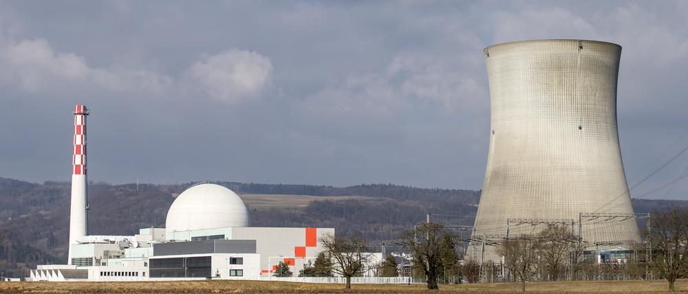 Das schweizerische Kernkraftwerk Leibstadt nebst Kühlturm. 