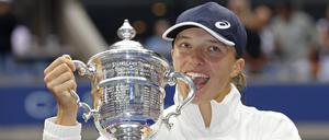 Iga Swiatek mit der Trophäe der US Open.