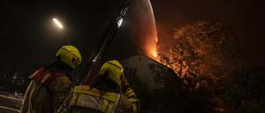Die Berliner Feuerwehr löscht den Brand eines früheren jüdischen Altenheims in Berlin-Gesundbrunnen. 