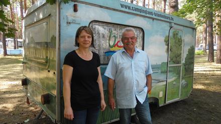 PRODUKTION - 26.08.2022, Schernsdorf: Jörg Klofski, Vizepräsident des Landesverbands Campingwirtschaft in Brandenburg, steht mit Nicole Fröscher, Geschäftsführerin des Campingplatzes «Am Schervenzsee», vor einem Wohnwagen auf dem Campingplatz «Am Schervenzsee». (zu dpa: «Die Lust am Camping in Brandenburg hält an») Foto: Christian Bark/dpa-Zentralbild/dpa +++ dpa-Bildfunk +++