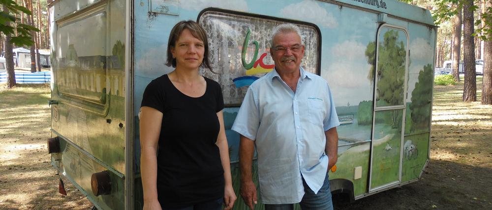 PRODUKTION - 26.08.2022, Schernsdorf: Jörg Klofski, Vizepräsident des Landesverbands Campingwirtschaft in Brandenburg, steht mit Nicole Fröscher, Geschäftsführerin des Campingplatzes «Am Schervenzsee», vor einem Wohnwagen auf dem Campingplatz «Am Schervenzsee». (zu dpa: «Die Lust am Camping in Brandenburg hält an») Foto: Christian Bark/dpa-Zentralbild/dpa +++ dpa-Bildfunk +++