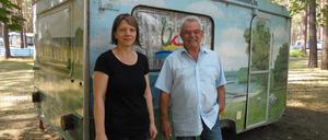 PRODUKTION - 26.08.2022, Schernsdorf: Jörg Klofski, Vizepräsident des Landesverbands Campingwirtschaft in Brandenburg, steht mit Nicole Fröscher, Geschäftsführerin des Campingplatzes «Am Schervenzsee», vor einem Wohnwagen auf dem Campingplatz «Am Schervenzsee». (zu dpa: «Die Lust am Camping in Brandenburg hält an») Foto: Christian Bark/dpa-Zentralbild/dpa +++ dpa-Bildfunk +++