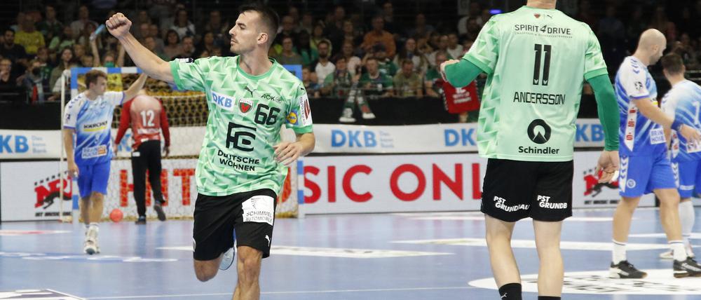 Milos Vujovic (li.) jubelt über den deutlichen Sieg gegen den TVB Stuttgart.