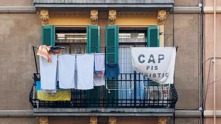 Banner mit der Aufschrift „Keine Touristenwohnungen“ in Barcelona. 