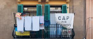 Banner mit der Aufschrift „Keine Touristenwohnungen“ in Barcelona. 