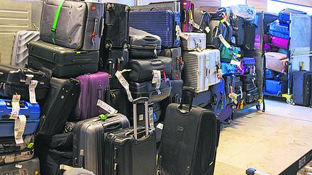 Symbolbild Flughafen Deutschland, Berlin, Flughafen BER Berlin Brandenburg: Unzähliges herrenloses Gepäck auf vollbeladene Transportgestellen. *** Symbolic image airport Germany, Berlin, airport BER Berlin Brandenburg Countless abandoned luggage on fully loaded transport racks 