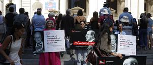 Solidarität für Salman Rushdie vor der Public Library in New York City, eine Woche nach dem Anschlag gegen den Schriftsteller.