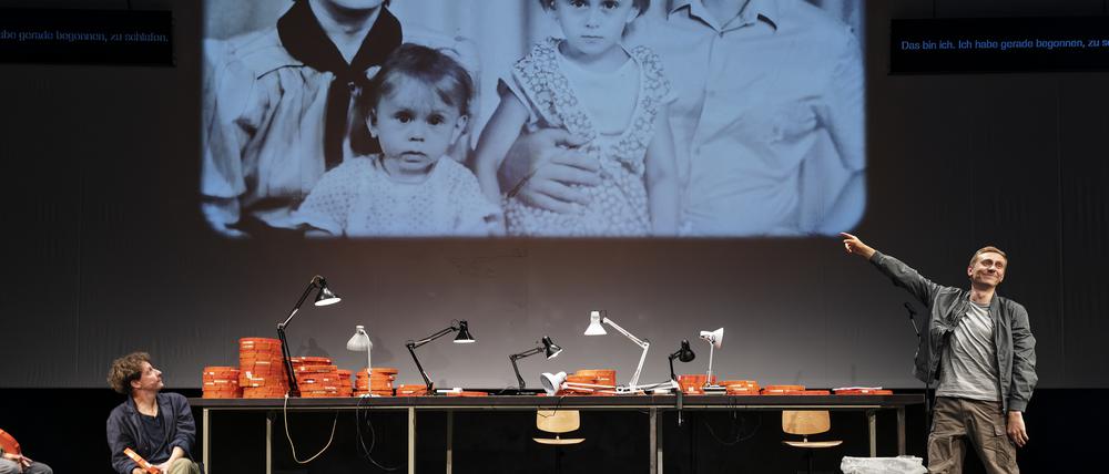 Holger Bülow und Dmytro Oliinyk in Stas Zhyrkovs und Pavlo Aries Schaubühneninszenierung „Sich waffnend gegen eine See von Plagen“