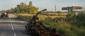 Zerstörte Fahrzeuge stehen auf einer Straße in der Region Charkiw.