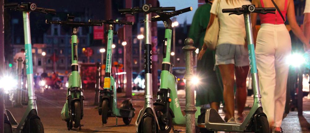 E-Scooter werden gern mitten auf dem Bürgersteig abgestellt.