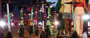 E-Scooter werden gern mitten auf dem Bürgersteig abgestellt.