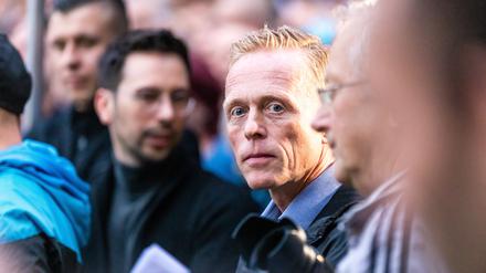 Lars Schieske (AfD), Kandidat für die Wahl zum Cottbuser Oberbürgermeister, steht bei einer Wahlkampfveranstaltung der AfD. In der kreisfreien Stadt Cottbus findet am 11. September die Hauptwahl eines neuen Oberbürgermeisters bzw. einer Oberbürgermeisterin statt, bei der der bisherige Amtsinhaber Kelch (CDU) nicht erneut antritt. Eine Kandidatin und sechs Kandidaten bewerben sich um seine Nachfolge. Eine eventuelle Stichwahl findet am 9. Oktober statt.