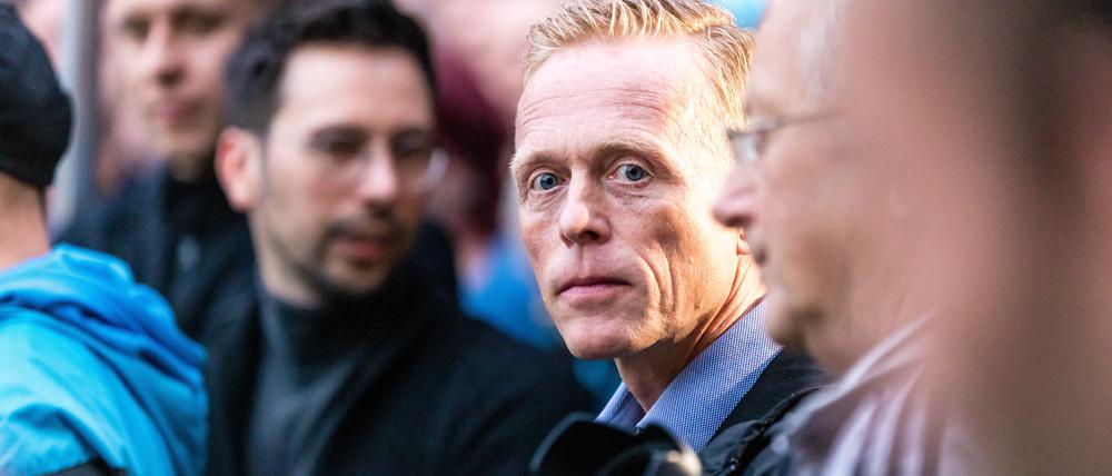 Lars Schieske (AfD), Kandidat für die Wahl zum Cottbuser Oberbürgermeister, steht bei einer Wahlkampfveranstaltung der AfD. In der kreisfreien Stadt Cottbus findet am 11. September die Hauptwahl eines neuen Oberbürgermeisters bzw. einer Oberbürgermeisterin statt, bei der der bisherige Amtsinhaber Kelch (CDU) nicht erneut antritt. Eine Kandidatin und sechs Kandidaten bewerben sich um seine Nachfolge. Eine eventuelle Stichwahl findet am 9. Oktober statt.