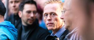 Lars Schieske (AfD), Kandidat für die Wahl zum Cottbuser Oberbürgermeister, steht bei einer Wahlkampfveranstaltung der AfD. In der kreisfreien Stadt Cottbus findet am 11. September die Hauptwahl eines neuen Oberbürgermeisters bzw. einer Oberbürgermeisterin statt, bei der der bisherige Amtsinhaber Kelch (CDU) nicht erneut antritt. Eine Kandidatin und sechs Kandidaten bewerben sich um seine Nachfolge. Eine eventuelle Stichwahl findet am 9. Oktober statt.