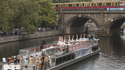 Viel nackte Haut auf dem Wasser: Ballett mal anders beim „Staatsballett auf der Spree“